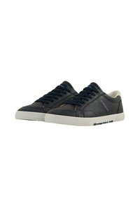 - Sneakersy niskie