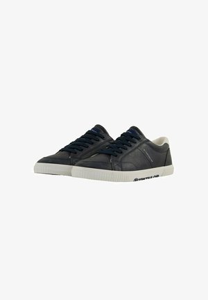 Marine læder sneakers med hvide gummisåler, rund tå og sorte snørebånd. Subtile teksturer og branding på siderne. Casual design.