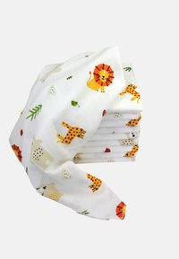 Des serviettes en coton colorées aux motifs animaliers, comprenant des lions et des ours, sur un fond texturé blanc, empilées.