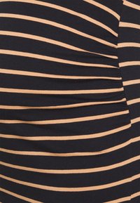 Tessuto nero con strisce beige orizzontali equidistanti e dettaglio arricciato sul lato destro.