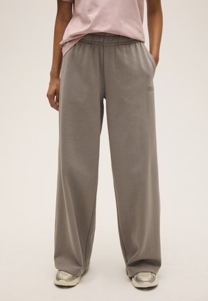 Fila, FILA APPAREL CALICE REGULAR WIDE GRAPHIC SWEAT PANTS - Tracksuit bottoms - frost gray