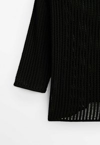 Zwarte, lichte trui met een losse, open gebreide textuur en driekwart mouwen. Voorzien van een rechte zoom en geribbelde manchetten.