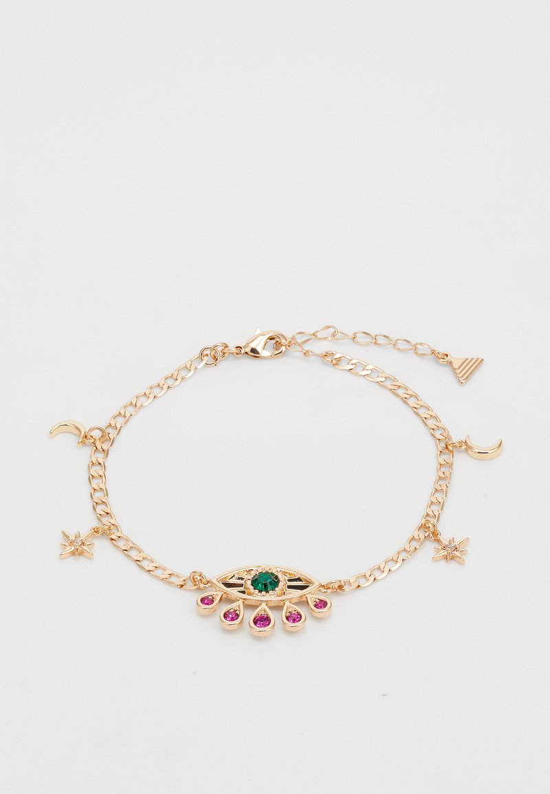 Náramek ve zlaté barvě s centrálním prvkem ve tvaru oka, který zdobí zelený kámen a pět růžových kamenů, doplněný přívěsky ve tvaru měsíce a hvězdy.