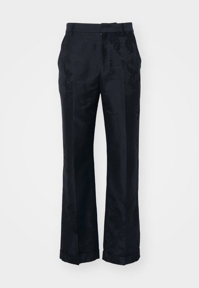 Pantalones anchos y negros con una sutil textura floral, fabricados en un tejido suave y con dobladillos doblados. Diseñados con una cinturilla estándar y un frente plano.