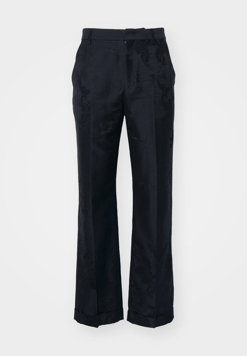 Pantalons larges noirs présentant une texture florale subtile, un tissu lisse et des ourlets repliés. Conçus avec une taille standard et une coupe plate.