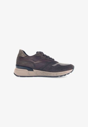 Dunkelbraunem Sportschuh, der eine Mischung aus Wildleder und Mesh-Materialien aufweist, strukturierte Akzente, eine ergonomische Sohle und eine kontrastierende hellere Zwischensohle hat.
