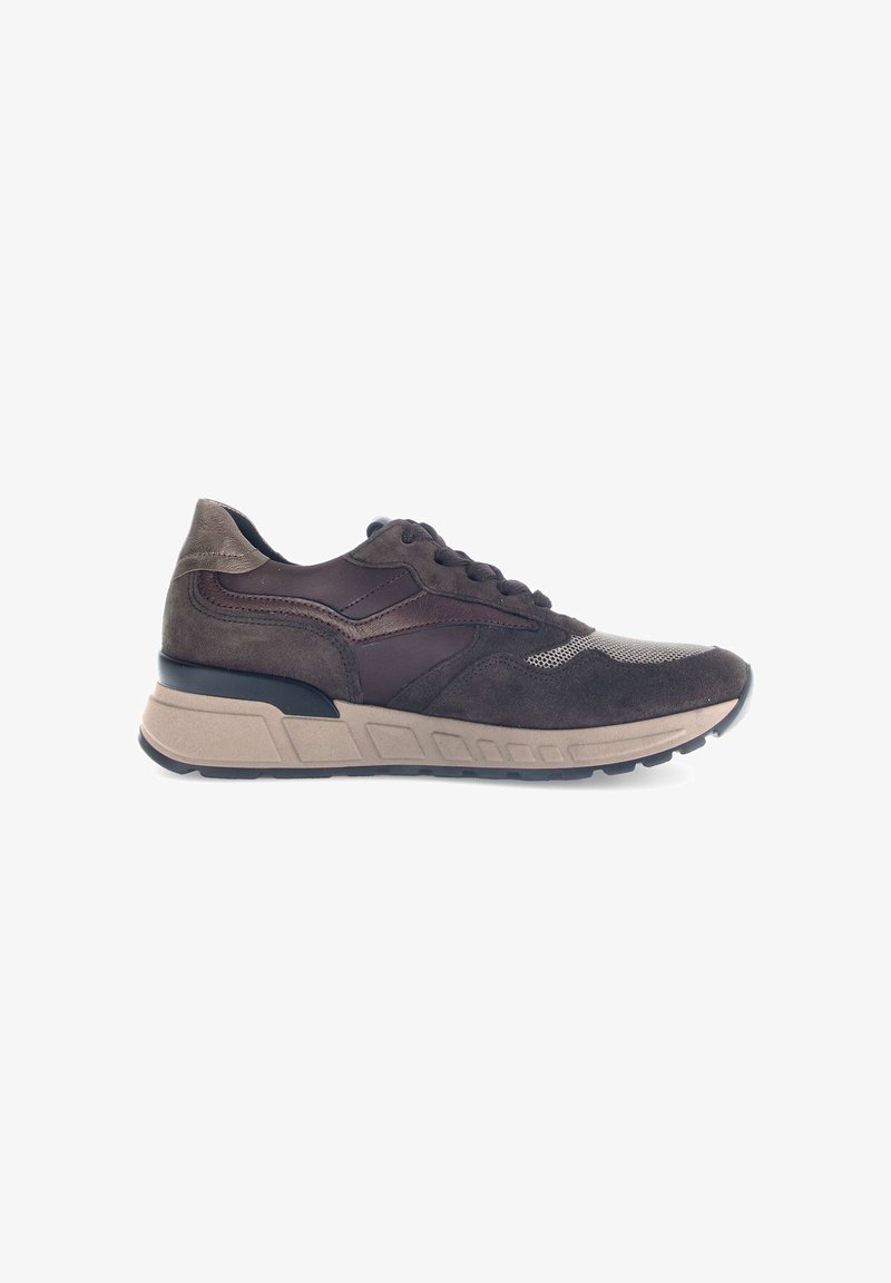 Dunkelbraunem Sportschuh, der eine Mischung aus Wildleder und Mesh-Materialien aufweist, strukturierte Akzente, eine ergonomische Sohle und eine kontrastierende hellere Zwischensohle hat.