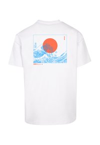 Witte katoenen t-shirt met een blauw golfontwerp en een grote oranje zon. Rode tekst voegt een decoratief element toe. Klassieke ronde halsstijl.