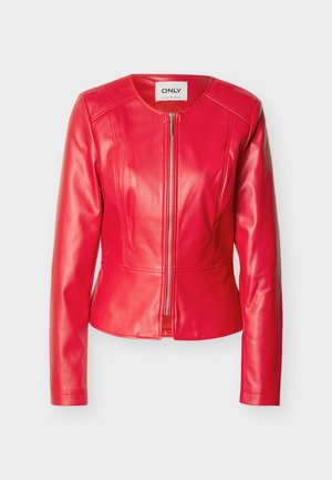 Rød jakke af kunstlæder med rund hals, lynlåslukning foran, lange ærmer og figursyet taljedetalje.