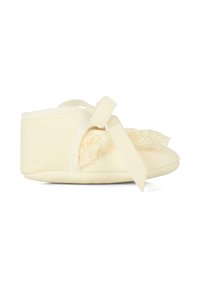 Kremowy niemowlęcy pantofelek wykonany z miękkiego materiału, ozdobiony koronkowym wykończeniem z wstążką. Okrągły czubek i wyściełana podeszwa dla wygody.