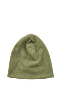 Fleece čiapka v olivovej zelenej farbe, ktorá má jemnú textúru, bezšvíkový dizajn a zúžený vrch s miernym prehnutím na spodnej strane.