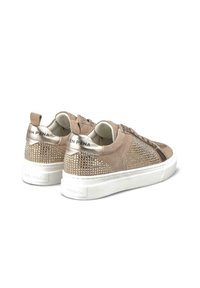 Sneaker in suede beige con accenti metallici, dettagli perforati e suole in gomma bianca. Il nome del marchio "EN PENA" è impresso sul tallone.