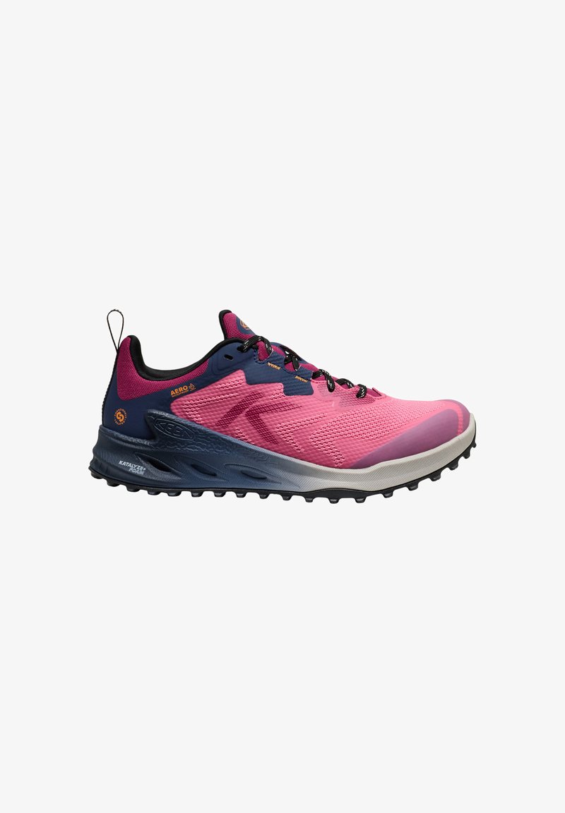 Scarpa da trail running con tomaia in mesh rosa e blu navy, finitura testurizzata e suola in gomma durevole con tasselli multidirezionali per una migliore aderenza.