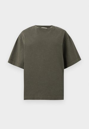 T-shirt vert olive à manches courtes avec un col rond et une coupe décontractée, présenté sur un fond gris clair uni.