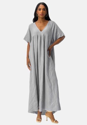 Abito maxi in cotone grigio con scollo a V, maniche corte e vestibilità ampia. Presenta una vita arricciata e un tessuto testurizzato.