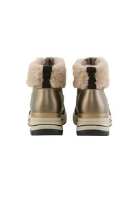 Gouden metallic enkellaarsjes met een faux fur kraag en zwarte elastische accenten. Voorzien van een dikke witte en donkergrijze zool. Ritsluiting aan de achterkant.