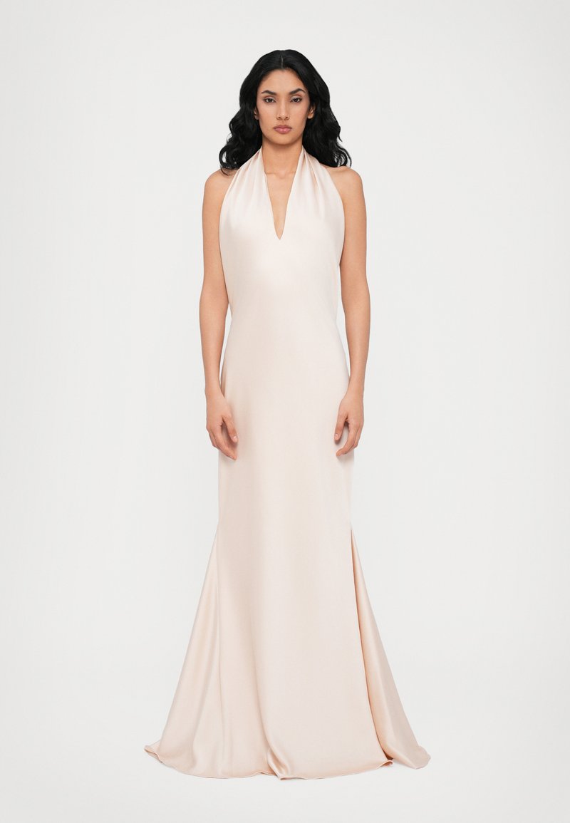 Halter-neck, tætsiddende kjole i blødt pink satin, med en dyb V-udskæring og sidelæg, der flyder ud i en bred kant.