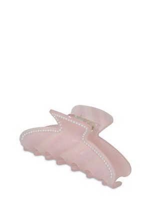 Fermaglio per capelli rosa realizzato in plastica lucida, con un design ondulato e sei denti, adornato da un accento simile a una perla lungo il bordo.