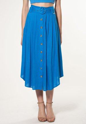 Blaue Maxikleid mit einem asymmetrischen Saum, das eine taillierte Taille mit einem runden Gürtel und braunen Knöpfen entlang der Vorderseite hat. Glatte Stofftextur.