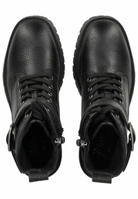 Botas de tobillo de cuero negro con acabado texturizado, punta redonda, cordones en la parte delantera, cremalleras laterales y suelas de goma. Presenta acentos metálicos.