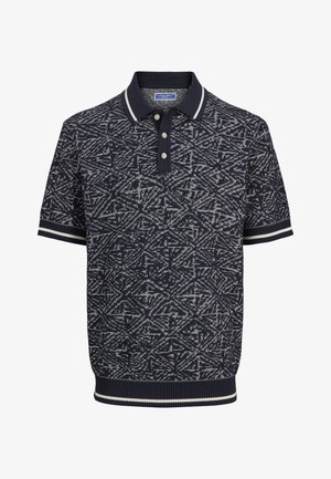 Marineblaues Poloshirt mit kurzen Ärmeln und weißem geometrischem Muster, Drei-Knopf-Leiste, gerippten Bündchen und Kragen mit weißen Streifen.
