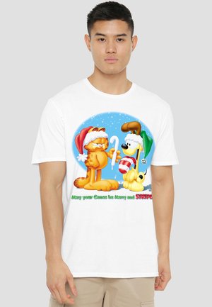 Weißes Baumwoll-T-Shirt mit einem bunten Cartoon-Design von einer Katze und einem Hund in Weihnachtsmützen, die einen Zuckerstab halten, mit Schneeflocken im Hintergrund.