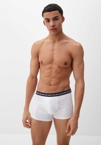 Witte boxershorts met een zwarte elastische tailleband met een logo. Glad materiaal, slim-fit ontwerp en een lengte tot halverwege de dij.
