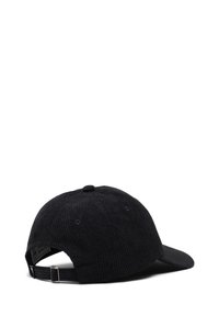 Gorra de béisbol de pana negra con visera curva, correa ajustable y agujeros de ventilación cosidos a los lados, que presenta un diseño texturizado.