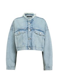 Chaqueta de denim recortada en azul claro con cuello deshilachado, dos bolsillos en el pecho y botones de hardware plateado. Presenta mangas largas y dobladillo sin rematar.