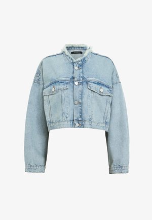 Giacca di jeans tagliata di colore blu chiaro con colletto sfrangiato, due tasche sul petto e bottoni in metallo argentato. Presenta maniche lunghe e orlo grezzo.