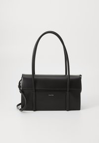 Bolsa de couro preta com design estruturado, alças duplas na parte superior, alça de ombro destacável e um bolso frontal com fecho. Acessórios em metal prateado.