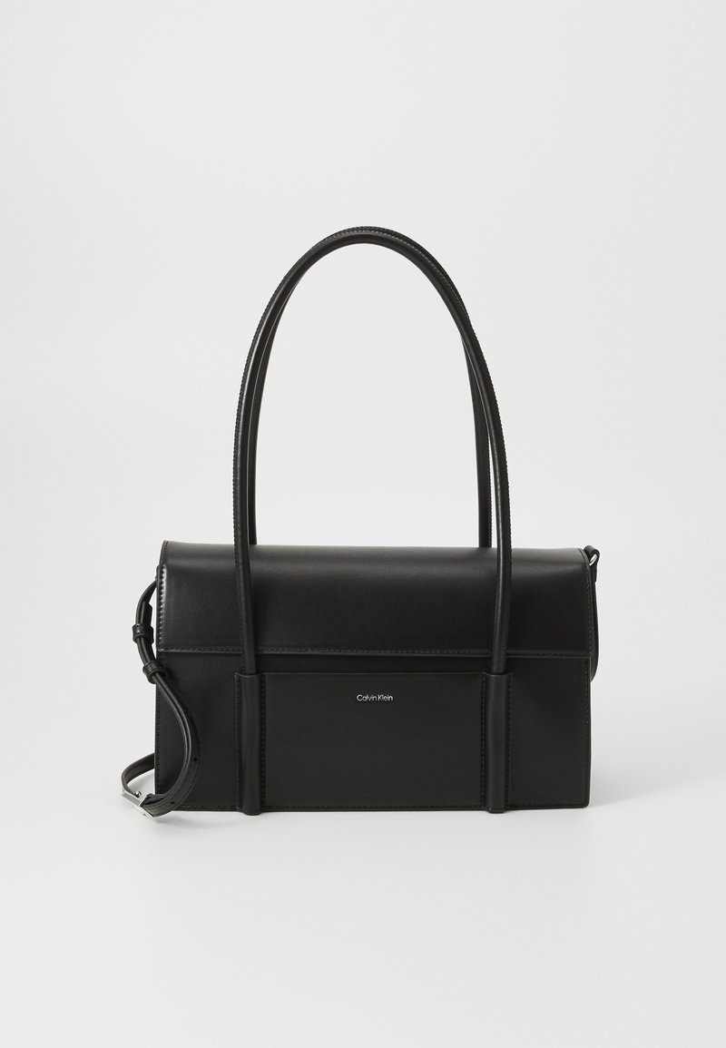 Bolsa de couro preta com design estruturado, alças duplas na parte superior, alça de ombro destacável e um bolso frontal com fecho. Acessórios em metal prateado.