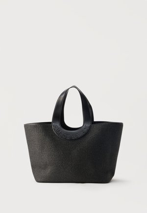 Sac cabas noir texturé avec de larges poignées arrondies présentant le nom de la marque embossé "Samsøe Samsøe" sur fond neutre.