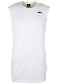 Haut de sport blanc sans manches avec un col rond, un logo Nike noir, et un accent vert à l'intérieur du col. Fabriqué en tissu à évacuation de l'humidité.