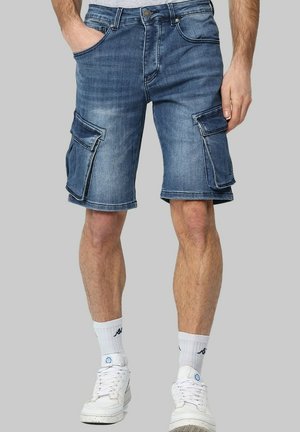 Shorts cargo en denim bleu foncé avec deux grandes poches latérales, des coutures claires et une coupe droite. Comprend un bouton et un zip.