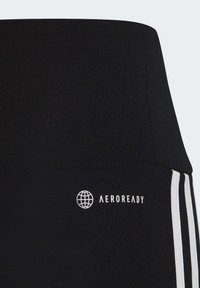 Cintura atlética negra con el logo "AEROREADY" en blanco, con franjas laterales blancas y una textura suave y elástica.