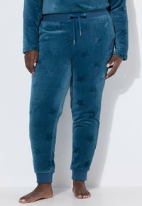 Teal velour-loungewear-setti, jossa on pehmeä tekstuuri, tähkäkuvio, ribattuja hihansuita ja nauhakuja-mallinen vyötärö.