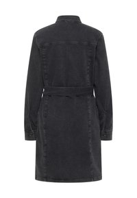 Ciemnoszary dżinsowy płaszcz z paskiem w talii, długimi rękawami i kołnierzykowym dekoltem. Gładka faktura z guzikami przy mankietach i z tyłu.