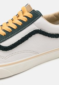 Vans OLD SKOOL UNISEX - Sneakers low - darkest spruce