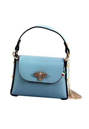 Sac à main en cuir bleu clair avec un accent en forme d'abeille dorée, contours noirs et une bandoulière en chaîne détachable. Il présente un design structuré et une fermeture à rabat.
