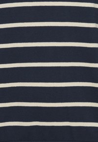 Marineblå strikket stoff med vekslende hvite horisontale striper. Har en jevn tekstur og et regelmessig mønster med konsekvent avstand.