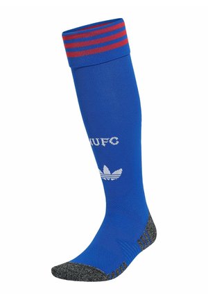 Blauer knielanger Sportsocken mit roten Streifen am Bund, grauer Zehe und Ferse, weißem "MUFC" Schriftzug und weißem Adidas-Trefoil-Logo auf der Wade.