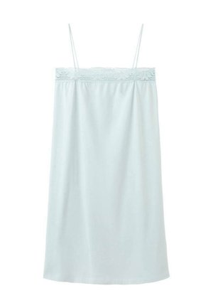 Hellblaues Slip-Kleid mit dünnen Spaghettiträgern und Spitzenbesatz entlang der oberen Kante, hängt vor einem weißen Hintergrund.