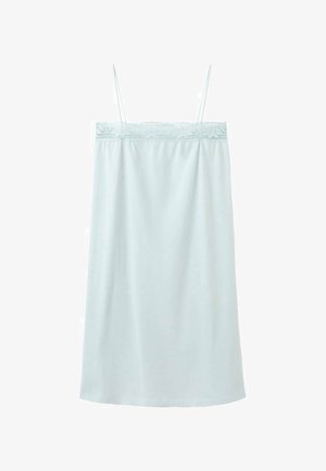 Lichtblauw slipjurkje met dunne spaghettibandjes en kanten rand langs de bovenkant, hangend tegen een witte achtergrond.