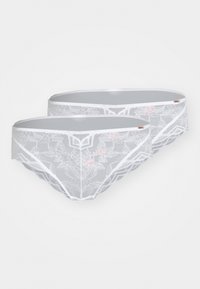 Chiloți albi din dantelă cu un model floral, având un tiv neted și detalii delicate, expuși într-o aranjare în pereche.