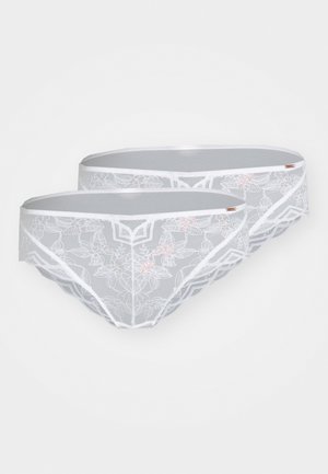 Calcinhas brancas de renda com um padrão floral, apresentando uma cintura lisa e detalhes delicados, exibidas em pares.