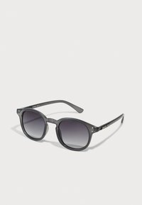 Graue Sonnenbrille mit rechteckigem Rahmen, dunkel verlaufenden Gläsern und subtilem Branding an den Bügeln. Glattes Kunststoffmaterial.