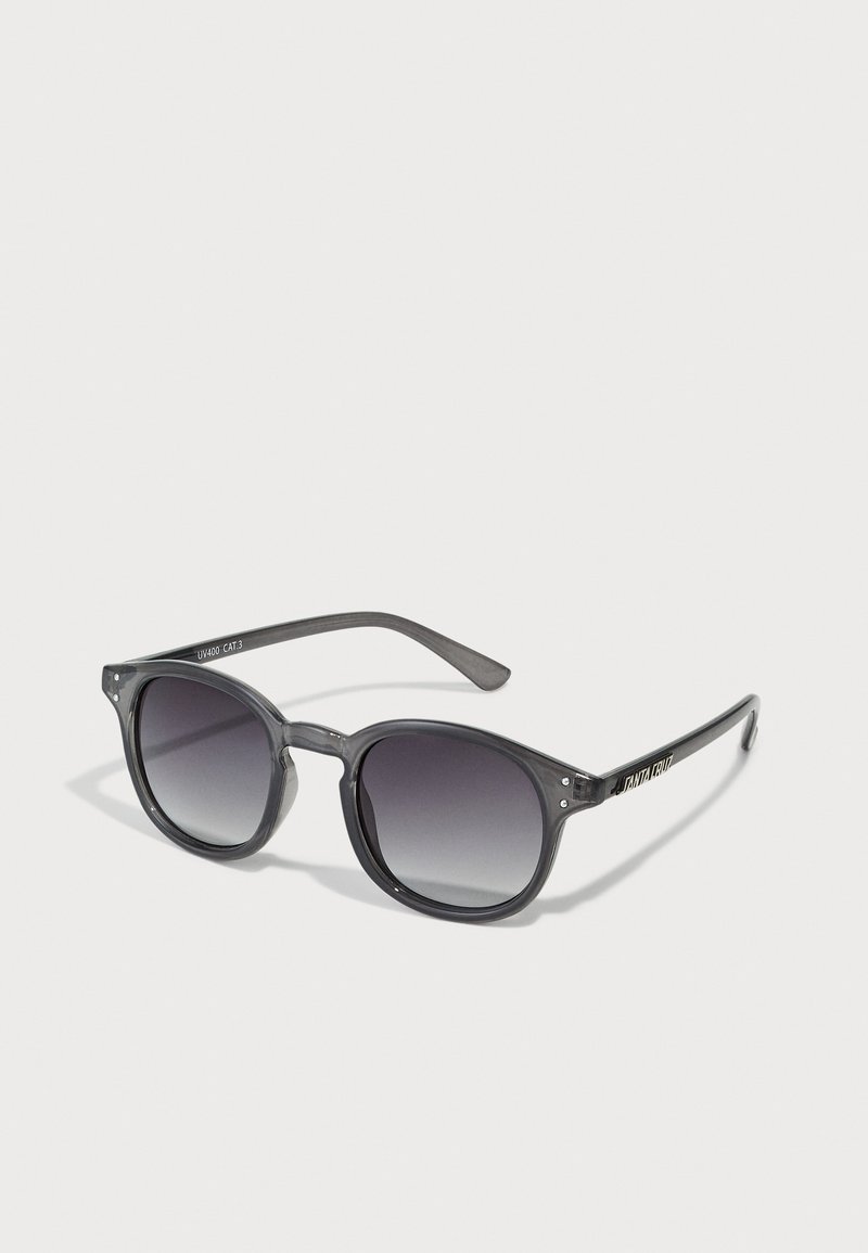 Graue Sonnenbrille mit rechteckigem Rahmen, dunkel verlaufenden Gläsern und subtilem Branding an den Bügeln. Glattes Kunststoffmaterial.
