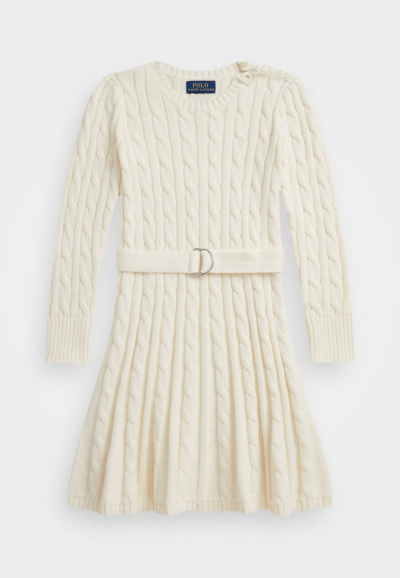 Πλεχτό κρεμ φόρεμα με σχέδιο καλωδίωσης, μακριά μανίκια, στρογγυλή λαιμόκοψη και μέση που ζώνεται με ασημένια κυκλική αγκράφα.