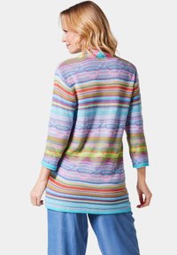 Multikleurige gebreide tuniek met horizontale strepen in tinten blauw, roze, geel en groen; heeft driekwartmouwen en een ontspannen pasvorm.
